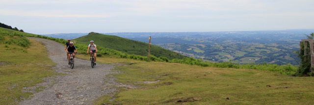 VTT dans les Pyrénées : sur les hauteurs du Pays-Basque VTT dans les Pyrénées : sur les hauteurs du Pays-Basque